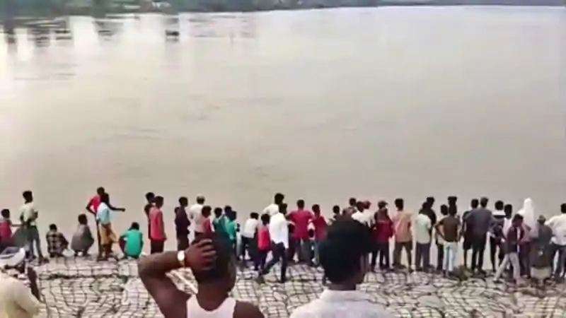 दरभंगा में बड़ा हादसा, नदी में 13 लोगों से भरी नाव डूबी, 3 महिलाएं लापता, मचा हड़कंप दरभंगा में बड़ा हादसा, नदी में 13 लोगों से भरी नाव डूबी, 3 महिलाएं लापता, मचा हड़कंप