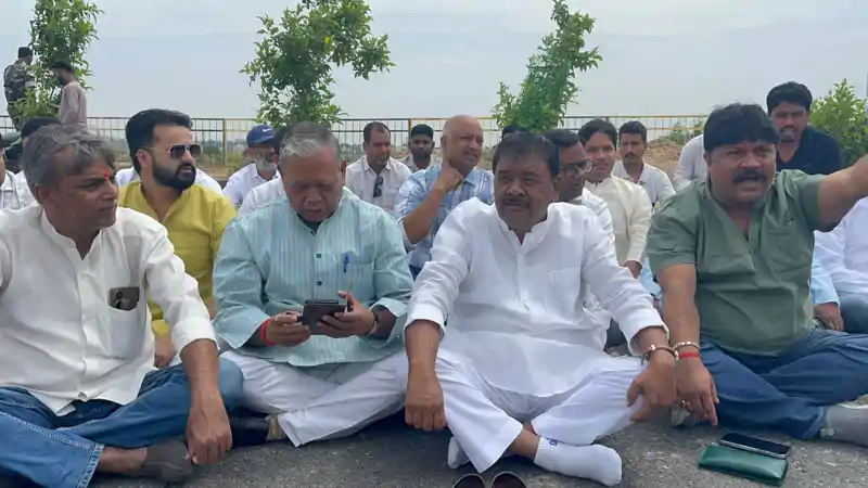 विधानसभा के बाहर कांग्रेस का शक्ति प्रदर्शन, चुनाव आयोग पर लगाया पक्षपात का आरोप