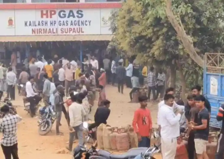 गैस किल्लत से बढ़ी परेशानी: कई राज्यों में कॉमर्शियल सिलेंडर बंद, गोपालगंज समेत 6 जिलों में घरेलू गैस के लिए लंबी लाइन