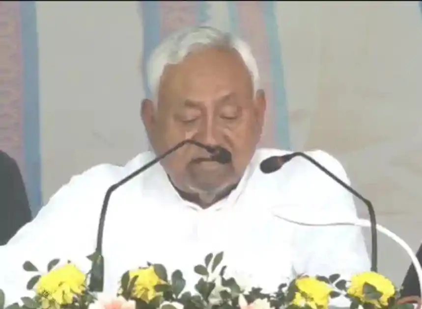 ‘हमें आपकी आदत है…’ विजय चौधरी हुए भावुक, जाते-जाते नीतीश कुमार बोले- 1 करोड़ नौकरी, महिलाओं को 2-2 लाख देंगे 
