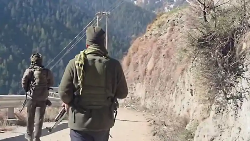 जम्मू-कश्मीर : नौशेरा सेक्टर में घुसपैठ की कोशिश नाकाम, भारतीय सेना ने एक आतंकी को मार गिराया