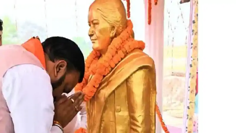 मां पहली गुरु, पहली मित्र और ईश्वर का....अपनी मां को याद कर भावुक हुए CM सम्राट चौधरी मां पहली गुरु, पहली मित्र और ईश्वर का....अपनी मां को याद कर भावुक हुए CM सम्राट चौधरी
