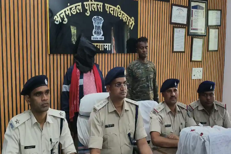 गोड्डा पुलिस की बड़ी कार्रवाई, 8 किलो गांजा और हथियार के साथ तस्कर गिरफ्तार