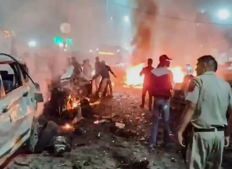 दिल्ली लाल किला कार धमाके में 8 लोगों की मौत, कई घायल, इलाके में मची अफरा-तफरी Red Fort