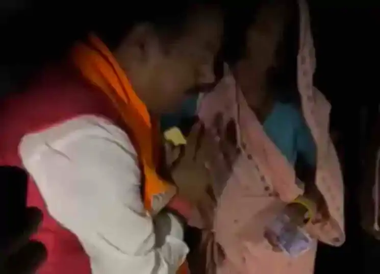 "मोतिहारी में भाजपा प्रत्याशी का वायरल वीडियो: मतदान से पहले मतदाताओं को रुपए बांटते दिखे, एसपी के आदेश पर FIR दर्ज"