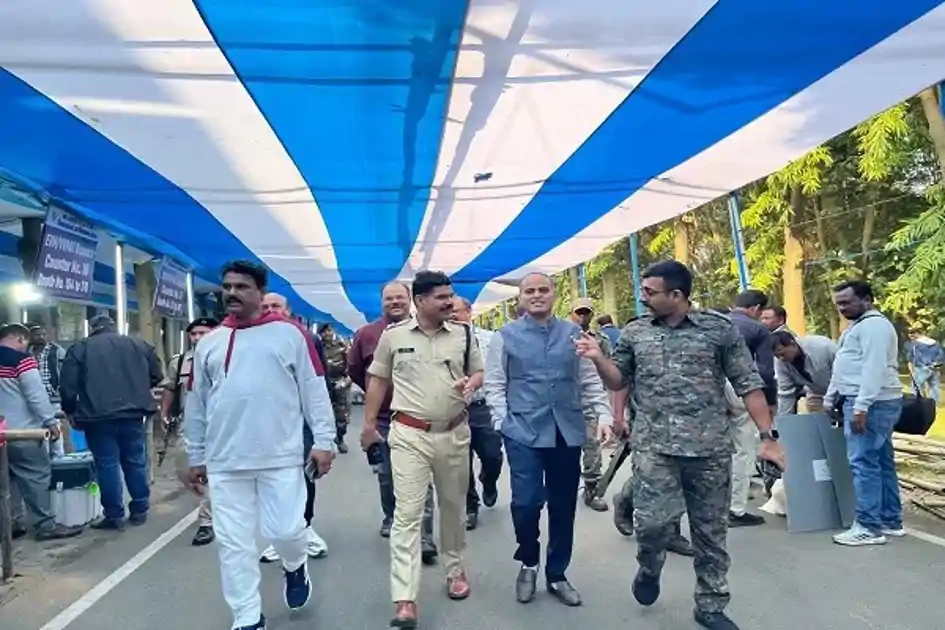 घाटशिला उपचुनाव: मतदान दल रवाना, जमशेदपुर जिला प्रशासन ने लिया तैयारियों का जायजा