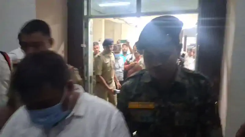 जमीन फर्जीवाड़े का बड़ा खुलासा, पुलिस की बडी कार्रवाई, सीओ, आरओ गिरफ्तार जमीन फर्जीवाड़े का बड़ा खुलासा, पुलिस की बडी कार्रवाई, सीओ, आरओ गिरफ्तार