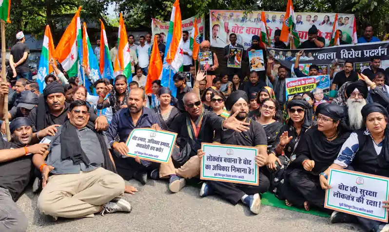 आयुक्त कार्यालय के बाहर कांग्रेसी नेता व कार्यकर्ता काले कपड़े पहनकर ज्ञानेश के खिलाफ किया प्रदर्शन, मांगा इस्तीफा आयुक्त कार्यालय के बाहर कांग्रेसी नेता व कार्यकर्ता काले कपड़े पहनकर ज्ञानेश के खिलाफ किया प्रदर्शन, मांगा इस्तीफा