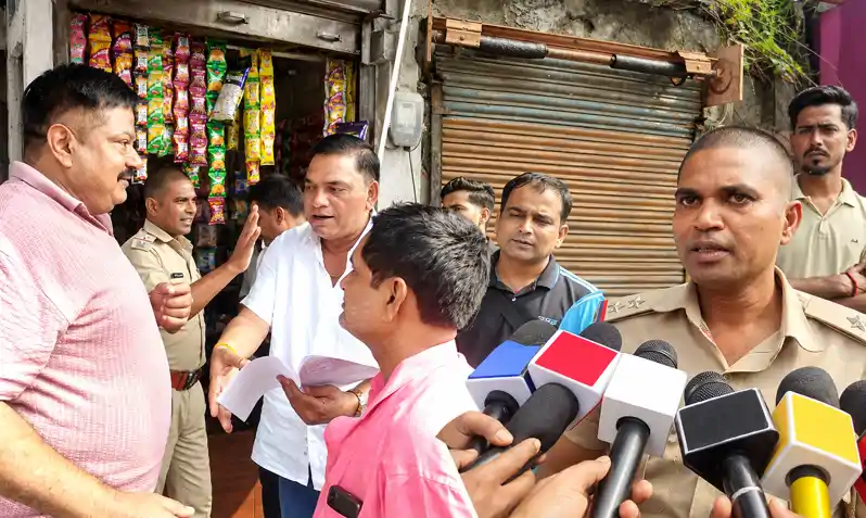 बरटांड़ में जिला परिषद की दुकान को लेकर विवाद, मौके पर पहुंची पुलिस बरटांड़ में जिला परिषद की दुकान को लेकर विवाद, मौके पर पहुंची पुलिस
