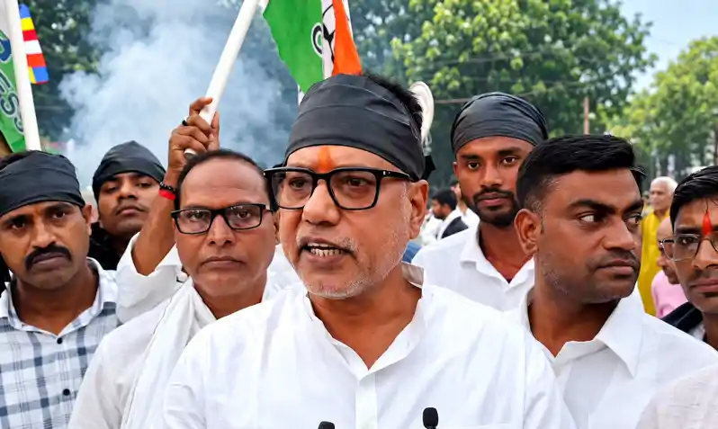 कांग्रेस ने निकाली मोदी-शाह के पुतले की शवयात्रा, किया दहन