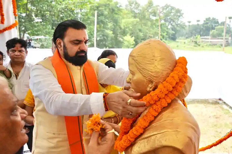 मां की पुण्यतिथि पर भावुक हुए CM, पूर्व विधायक स्व. पार्वती देवी को पुष्प अर्पित कर दी श्रद्धांजलि मां की पुण्यतिथि पर भावुक हुए CM, पूर्व विधायक स्व. पार्वती देवी को पुष्प अर्पित कर दी श्रद्धांजलि