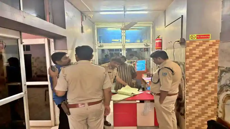 उत्पाद सिपाही परीक्षा से पहले झारखंड में हाई अलर्ट, देर रात होटल-लॉज में पुलिस की ताबड़तोड़ छापेमारी उत्पाद सिपाही परीक्षा से पहले झारखंड में हाई अलर्ट, देर रात होटल-लॉज में पुलिस की ताबड़तोड़ छापेमारी