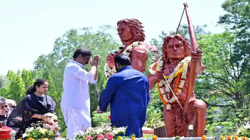 वीर सिदो-कान्हू को याद कर भावुक हुआ झारखंड, सीएम हेमंत सोरेन ने दी श्रद्धांजलि वीर सिदो-कान्हू को याद कर भावुक हुआ झारखंड, सीएम हेमंत सोरेन ने दी श्रद्धांजलि