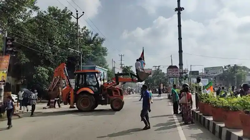 JPSC-JSSC बवाल के बाद भाजपा का झारखंड बंद, हरमू चौक पर JCB पर चढ़े कार्यकर्ता JPSC-JSSC बवाल के बाद भाजपा का झारखंड बंद, हरमू चौक पर JCB पर चढ़े कार्यकर्ता