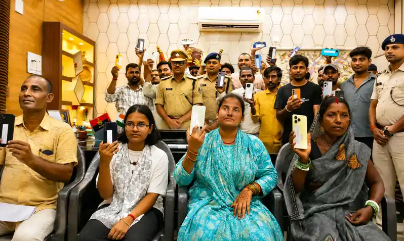 खोए मोबाइल लौटाकर पुलिस ने फिर लौटाई मुस्कान, 25 को मिले उनके मोबाइल फोन खोए मोबाइल लौटाकर पुलिस ने फिर लौटाई मुस्कान, 25 को मिले उनके मोबाइल फोन