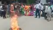 छात्रों पर लाठीचार्ज के विरोध में आजसू का प्रदर्शन, सड़क पर उतरे कार्यकर्ता-AJSU protests against lathicharge on students, workers take to the streets छात्रों पर लाठीचार्ज के विरोध में आजसू का प्रदर्शन, सड़क पर उतरे कार्यकर्ता-AJSU protests against lathicharge on students, workers take to the streets