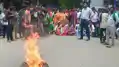 छात्रों पर लाठीचार्ज के विरोध में आजसू का प्रदर्शन, सड़क पर उतरे कार्यकर्ता
