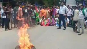 छात्रों पर लाठीचार्ज के विरोध में आजसू का प्रदर्शन, सड़क पर उतरे कार्यकर्ता