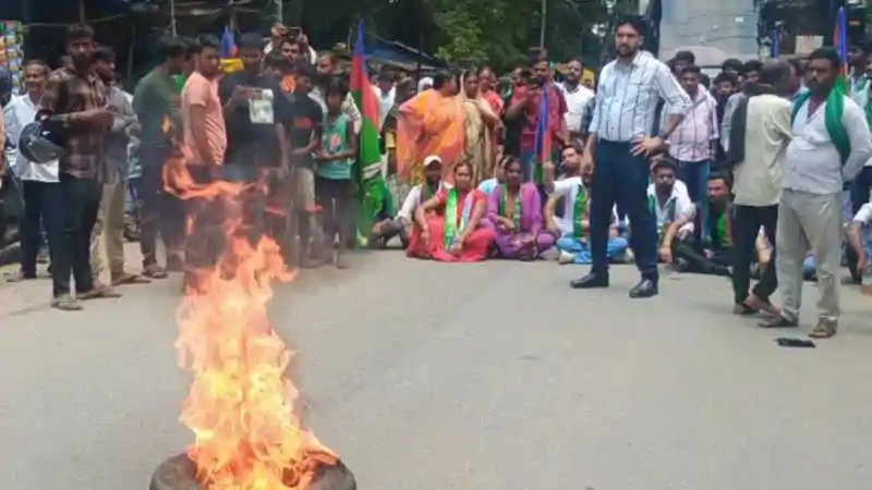 छात्रों पर लाठीचार्ज के विरोध में आजसू का प्रदर्शन, सड़क पर उतरे कार्यकर्ता