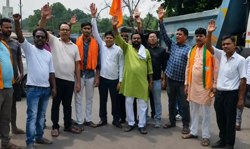 धनबाद में JPSC धांधली के विरोध में भाजपा का बंद, NH-32 पर सड़क जाम धनबाद में JPSC धांधली के विरोध में भाजपा का बंद, NH-32 पर सड़क जाम