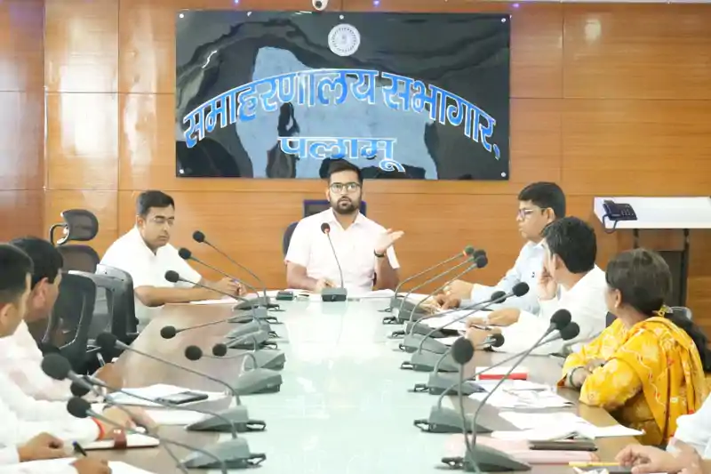 कल्याणकारी योजनाओं का लाभ पात्र लाभुकों तक समय पर पहुंचाएं :उपायुक्त कल्याणकारी योजनाओं का लाभ पात्र लाभुकों तक समय पर पहुंचाएं :उपायुक्त