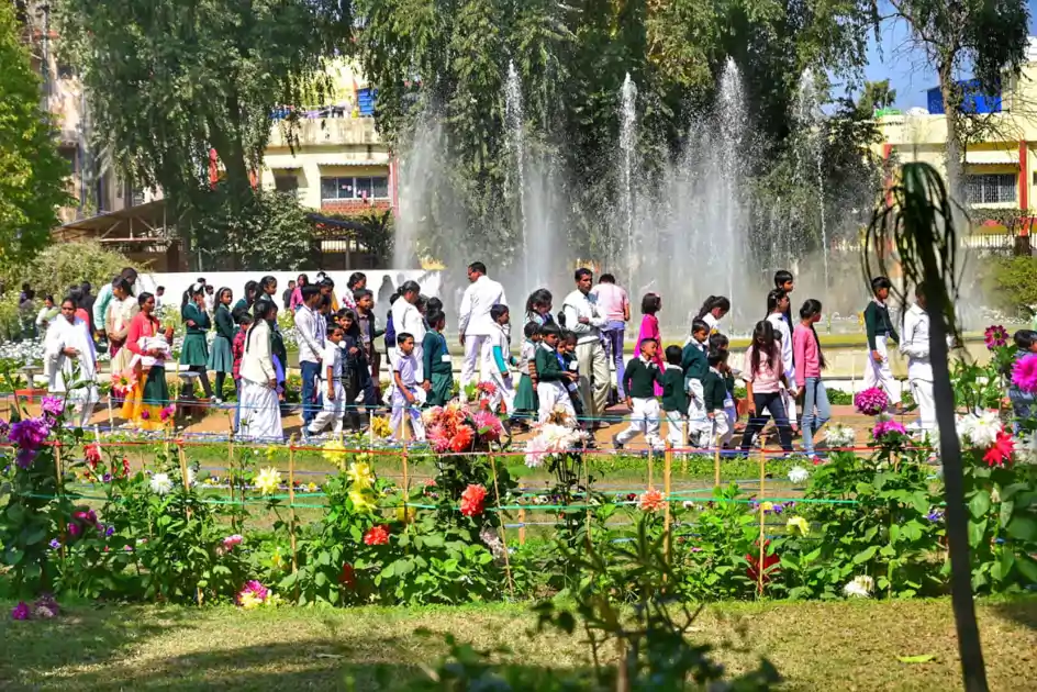लोक भवन उद्यान में रिकॉर्ड भीड़, एक दिन में 13,007 लोगों ने किया भ्रमण