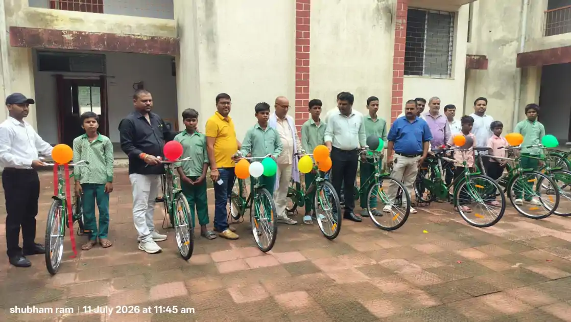 गिरिडीह में छात्रों के बीच बांटे गये साइकिल, पाकर खिले चेहरे
