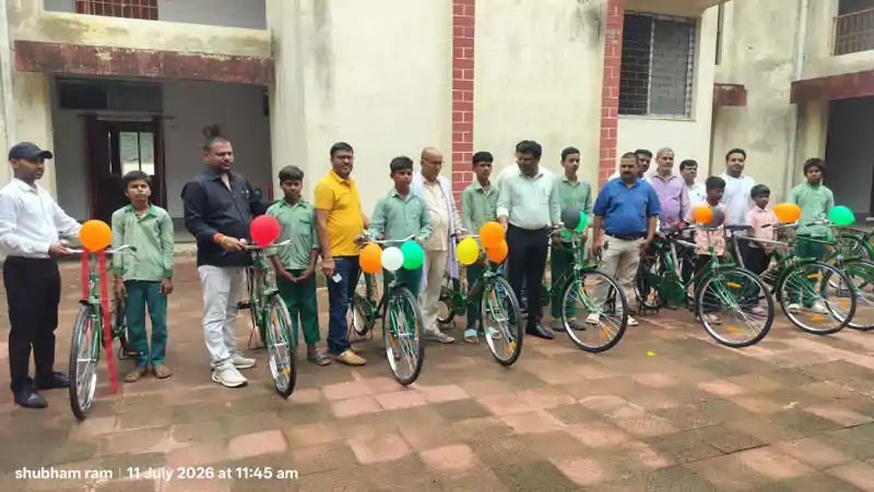 गिरिडीह में छात्रों के बीच बांटे गये साइकिल, पाकर खिले चेहरे गिरिडीह में छात्रों के बीच बांटे गये साइकिल, पाकर खिले चेहरे