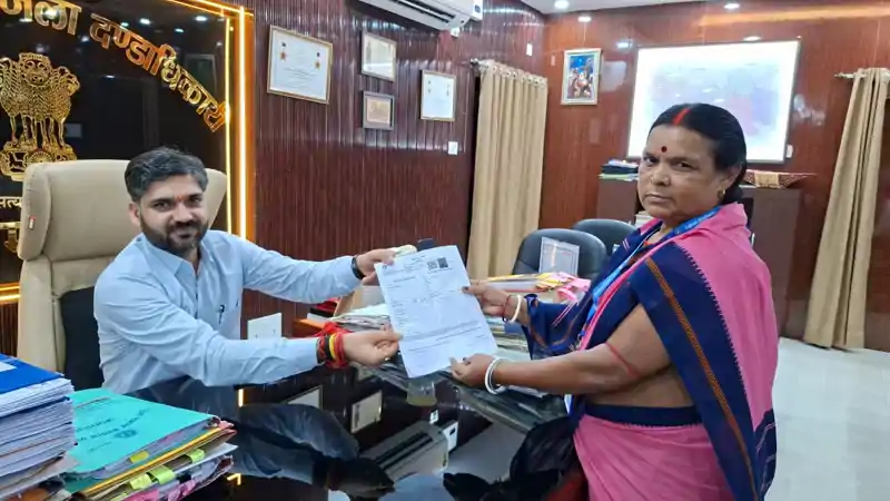डीसी ने खुद भरा गणना फॉर्म, दी पावती, शुरू हुआ डिजिटाइजेशन डीसी ने खुद भरा गणना फॉर्म, दी पावती, शुरू हुआ डिजिटाइजेशन