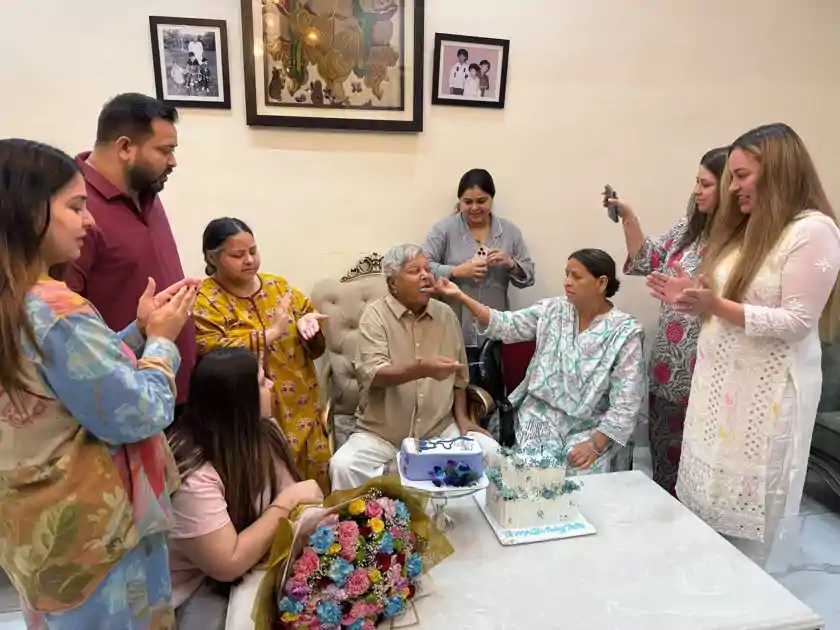 लालू यादव का 79वां जन्मदिन, देर रात राबड़ी-तेजस्वी ने खिलाया केक, बेटियों ने लुटाया प्यार, राजद में जश्न का माहौल  