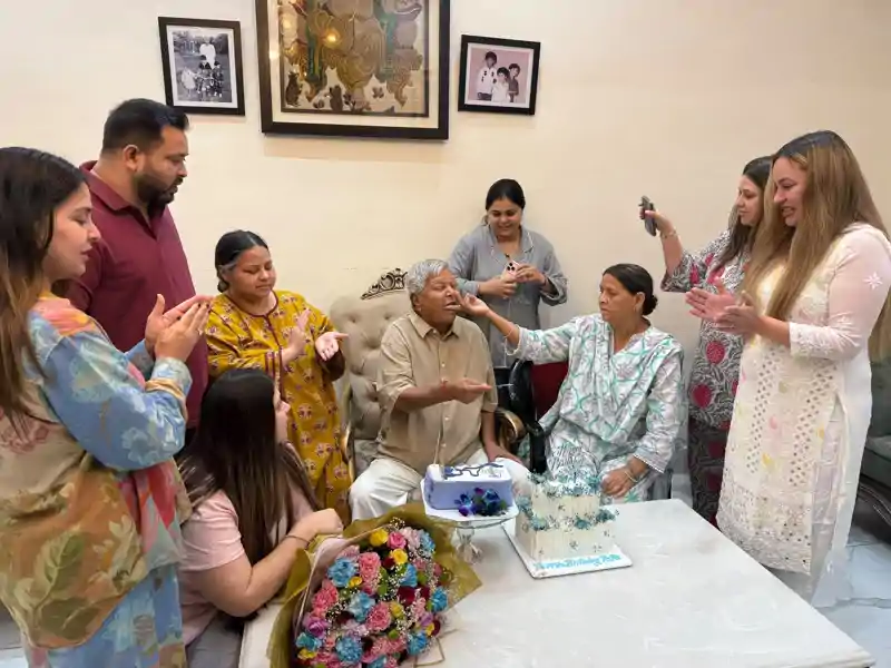 लालू यादव का 79वां जन्मदिन, देर रात राबड़ी-तेजस्वी ने खिलाया केक, बेटियों ने लुटाया प्यार, राजद में जश्न का माहौल लालू यादव का 79वां जन्मदिन, देर रात राबड़ी-तेजस्वी ने खिलाया केक, बेटियों ने लुटाया प्यार, राजद में जश्न का माहौल