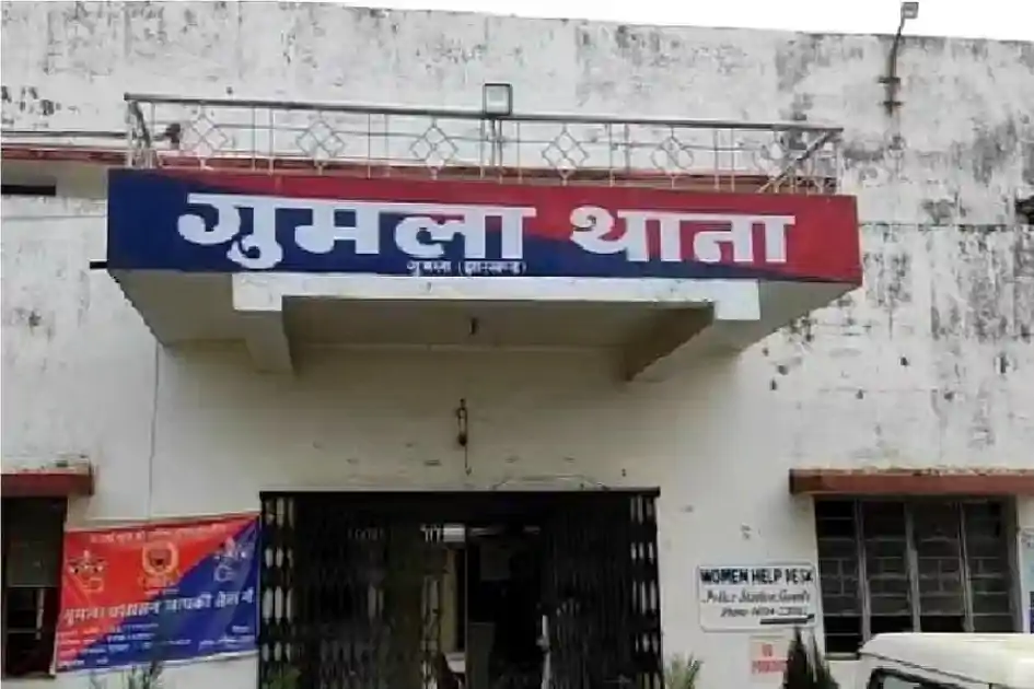 गुमला में बच्चा चोरी की आशंका पर दो लोगों की पिटाई, बाद में पार्क में सुरक्षित मिली बच्ची