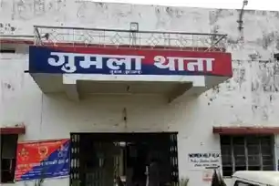 गुमला में बच्चा चोरी की आशंका पर दो लोगों की पिटाई, बाद में पार्क में सुरक्षित मिली बच्ची