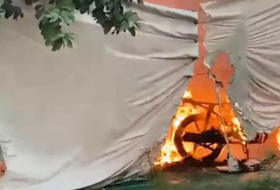 पटना-जनसुराज के कैंप में लगी आग, समर्थकों में गुस्सा, कहा- साजिशन कुछ लोगों ने लगाई आग