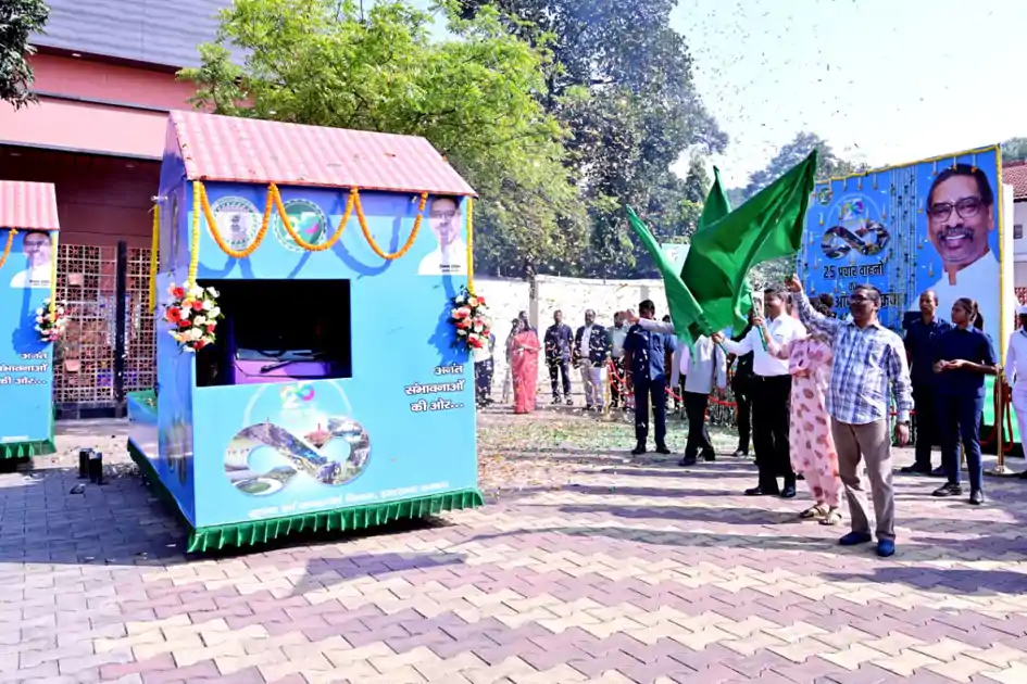  झारखंड के गौरवशाली 25 वर्षों का जश्न, मुख्यमंत्री ने हरी झंडी दिखा कर जन-जागरूकता प्रचार वाहनों को किया रवाना