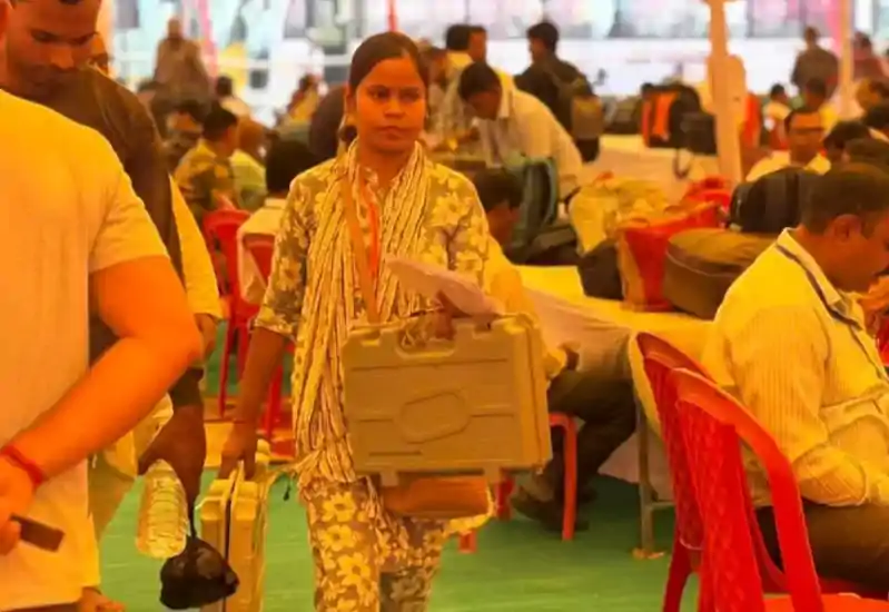 20 जिलों की 122 सीटों पर मतदान, पवन सिंह की पत्नी ज्योति सिंह ने डाला वोट Bihar Chunav