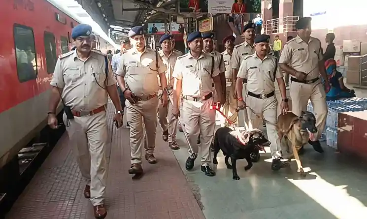 दिल्ली धमाके के बाद अलर्ट मोड में धनबाद, रेलवे परिसर में RPF ने चलाया सघन जांच अभियान 