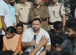 पटना में अभ्यर्थियों से मिले तेजस्वी यादव, बोले—पेपर लीक पर सख्त कानून लाएंगे, भर्ती प्रक्रिया होगी पारदर्शी