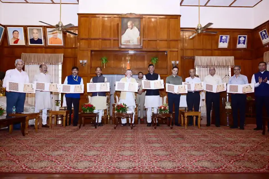 स्व. सीताराम मारू की जन्म शताब्दी दिवस पर राज्यपाल ने किया स्मारक डाक टिकट का लोकार्पण