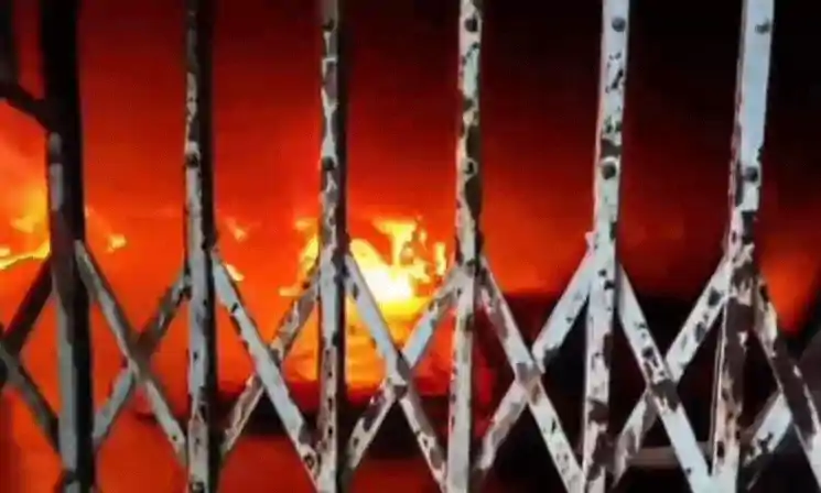 झरिया के मां मंगल चंडी मंदिर में लगी भीषण आ*ग, लाखों का नुकसान