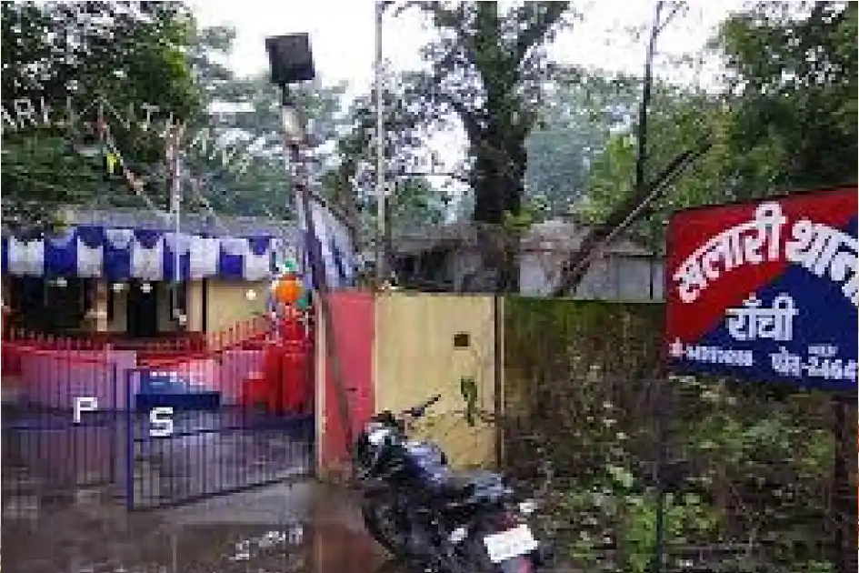 खलारी में गुलेल गैंग का आतंक, 12 ट्रकों से लूटे 5000 लीटर डीजल, चालक से मारपीट