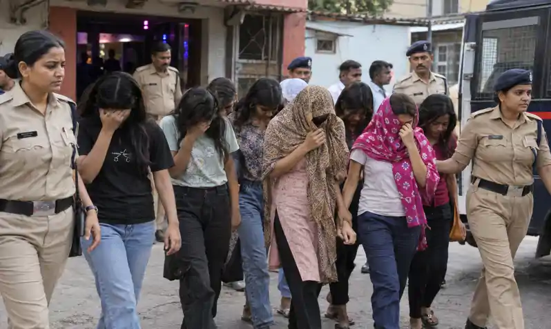 पुलिस ने एक बड़े अभियान के तहत 9 नाबालिग लड़कियों को आर्केस्ट्रा केंद्रों से किया रेस्क्यू, मचा हड़कंप पुलिस ने एक बड़े अभियान के तहत 9 नाबालिग लड़कियों को आर्केस्ट्रा केंद्रों से किया रेस्क्यू, मचा हड़कंप