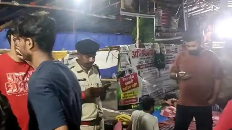 आधी रात भारी पुलिस बल के साथ धरना स्थल पहुंचे अफसर, प्रशासन-छात्र आमने-सामने आधी रात भारी पुलिस बल के साथ धरना स्थल पहुंचे अफसर, प्रशासन-छात्र आमने-सामने