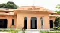 जेल भेजने की हो रही थी तैयारी, कोर्ट से फरार हुए तीन भाई, अब पुलिस मार रही छापा