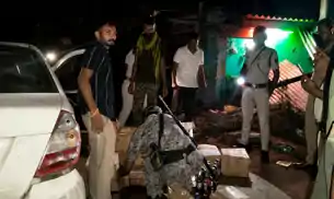चाय की दुकान में घुसी शराब लदी कार, भारी मात्रा में विदेशी शराब बरामद, चालक फरार चाय की दुकान में घुसी शराब लदी कार, भारी मात्रा में विदेशी शराब बरामद, चालक फरार