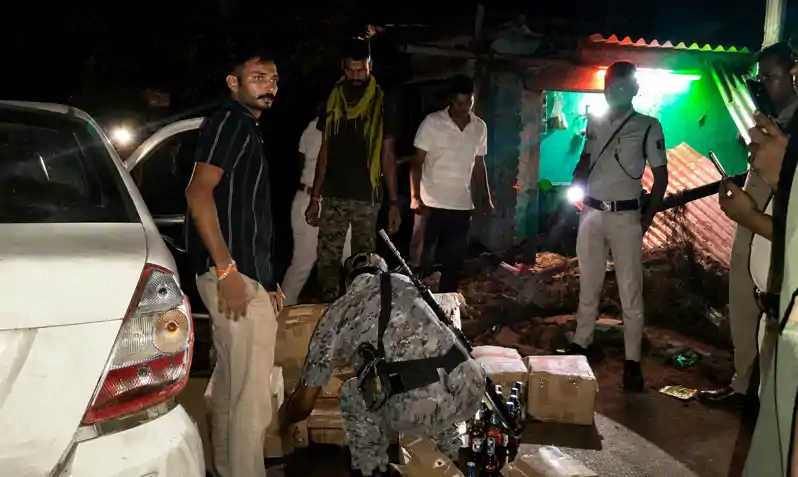 चाय की दुकान में घुसी शराब लदी कार, भारी मात्रा में विदेशी शराब बरामद, चालक फरार चाय की दुकान में घुसी शराब लदी कार, भारी मात्रा में विदेशी शराब बरामद, चालक फरार