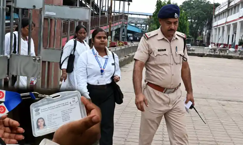 ट्रेन में यात्रियों का टिकट चेक कर रही फर्जी महिला टीटी पकडाई, अब पुलिस कर रही जांच ट्रेन में यात्रियों का टिकट चेक कर रही फर्जी महिला टीटी पकडाई, अब पुलिस कर रही जांच