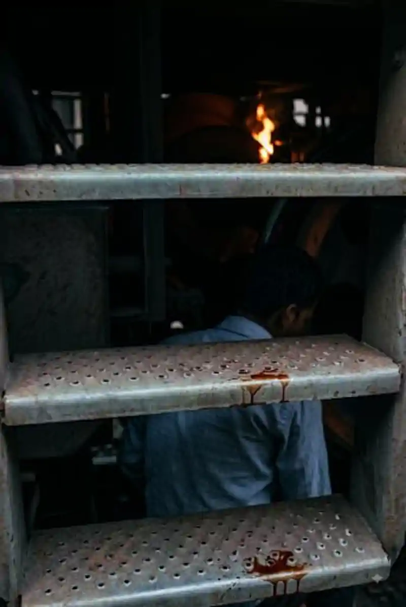 कोशी एक्सप्रेस के एसी कोच में लगी आग, यात्रियों में मची अफरातफरी कोशी एक्सप्रेस के एसी कोच में लगी आग, यात्रियों में मची अफरातफरी
