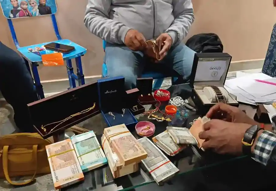 चौंकाने वाला खुलासा: बैंक अधिकारी के चावल गोदाम से 40 लाख नकद बरामद, संपत्ति देख EOU हैरान!