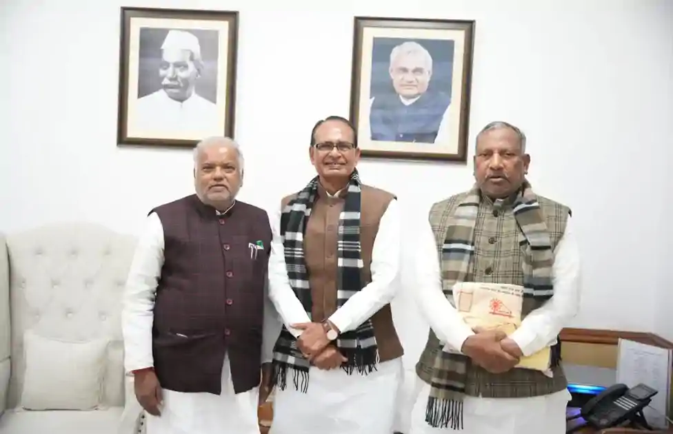 दिल्ली में केंद्रीय मंत्रियों से मिले श्रवण कुमार, पीएम आवास योजना के तहत बकाया राशि जारी करने की मांग की